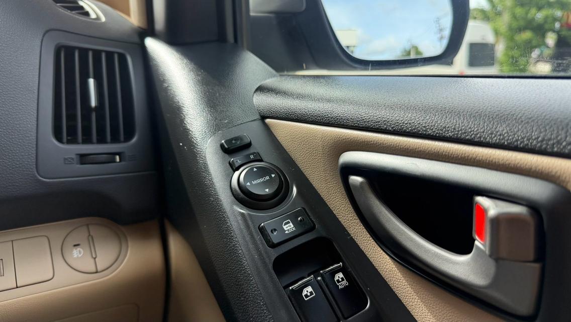 2019 HYUNDAI H1 TOURING สีเทา เลขไมล์ 184,XXX KM    เครื่องดีเชลล้วน เซอร์วิสศูนย์ ทุกระยะ ชัดเจนสุด บันไดไฟฟ้า  จอแอนดรอย โฉมใหม่แล้ว รถสวย เดิม รูปที่ 8