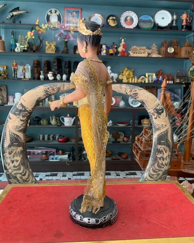 รูปปั้นงานไม้เก่า เนื้อเรซิน 3