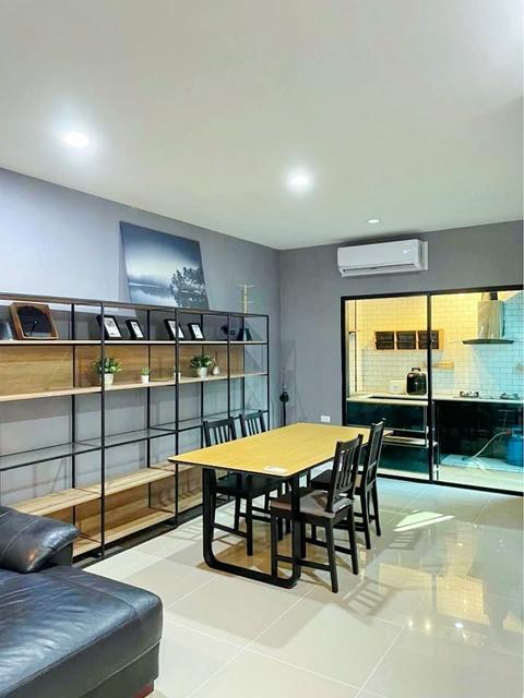 ให้เช่าทาวน์โฮมแสนสิริ 2 ชั้น ใหญ่ 136ตร.ม. MRT รังสิต 3.1กม.17ตร.วา. นานาชาติไทย 4.5 กม.4 นอน 3 น้ำ ฟิวเจอร์ พาร์ค รังส 1