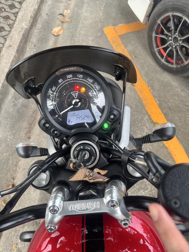 Triumph speed stwin 900