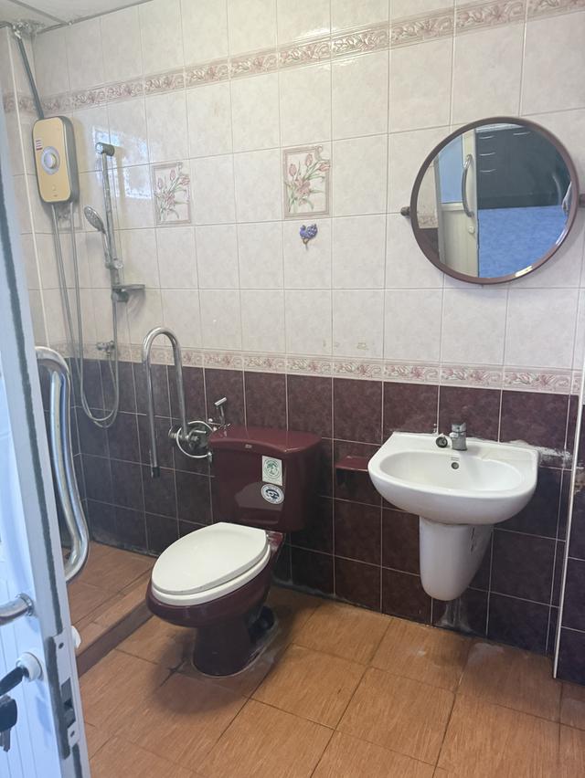 มบ.วัฒนาร่มไทร ถ.สังฆสันติสุข หนองจอก ทาวเฮ้าส์ 2 ขั้น 2 ห้องนอน 2 ห้องน้ำ เหมาะกับซืัอไปทำกำไรต่อ หรือ อยากตกแต่งใหม่เองตามความต้องการ ทำเลดี 4