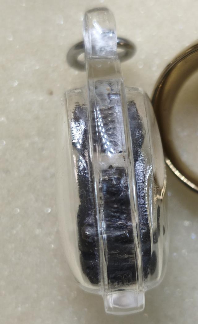 เสือหลวงพ่อเพี้ยน วัดเกริ่นกฐิน ปี 2555 รุ่นแซยิด เนื้อทองเหลืองรมดำ รูปย่อยที่ 3