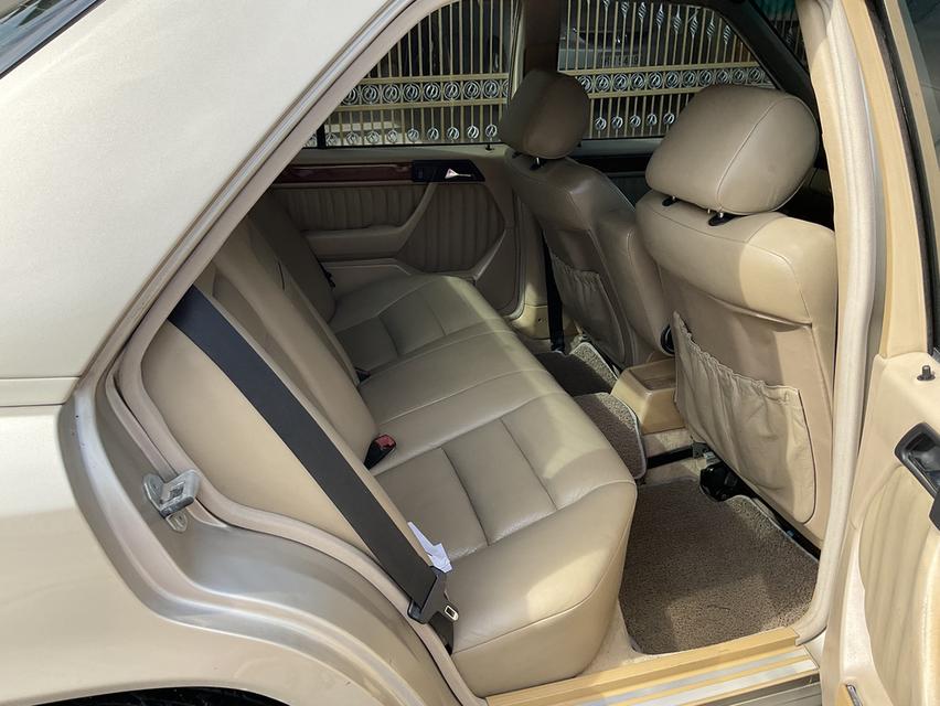 ขายรถยนต์ Mercedes Benz e220 สีทรายทองสภาพสวยมาก 8