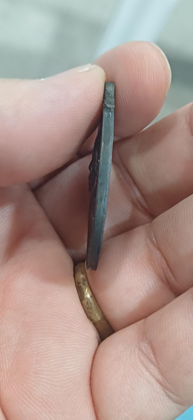 เหรียญหล่อ หลวงพ่อคูณ ปริสุทโธ รุ่น หลังรอยพระบาท เนื้อนวะ สภาพไม่ผ่านใช้งาน กล่องเดิม รูปที่ 4