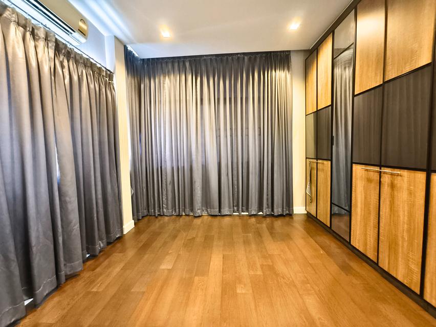 ขาย บ้านเดี่ยว หลังมุม ทิศเหนือ เศรษฐสิริ อ่อนนุช-ศรีนครินทร์ ฟรีค่าใช้จ่ายวันโอน 5ห้องนอน 5ห้องน้ำ 5 นาทีถึงมอเตอร์เวย์ 78.1 ตร.ว. มีเรือนรับรอง 11