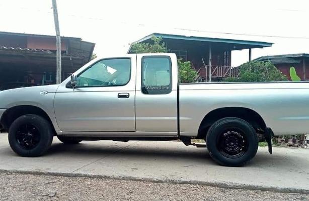 Nissan Frontier สีเทา