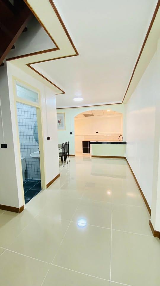 ✨ บ้านรีโนเวทใหม่ ฝ้าโปร่งโล่ง ทำเลดีติดถนน 345! 🏡 🔥 ขายทาวน์เฮ้าส์ 2 ชั้น มบ.ปาริชาติ  18 ตร.ว. 2 นอน 2 น้ำ ลดเหลือ 1.69 ล้าน ฟรีโอน กู้ 100% 💥 12