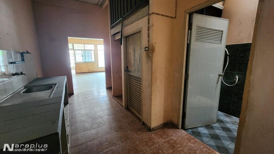 68121198 : ขายทาวน์เฮ้าส์ 2 ชั้น ต่อเติมอาคารด้านหน้าเป็นร้านค้า บนเนื้อที่ขนาด 16 ตร.ว. หมู่บ้านราณี 3 ถนนนวมินทร์ 135 กรุงเทพฯ 11