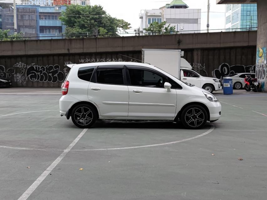 ขายรถ Honda Jazz 1.5 ปี 2005 สีขาว เกียร์ออโต้ 8