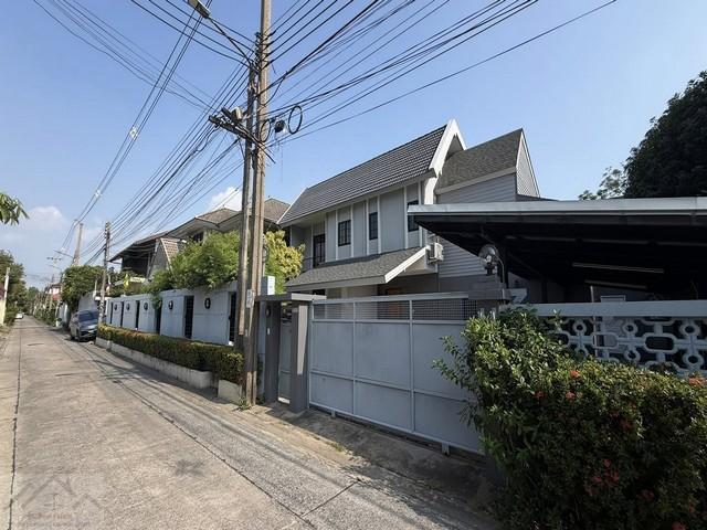 ให้เช่าบ้านเดี่ยว 5 ห้องนอน ซอยรัชดาภิเษก 32 บ้านสไตล์คอนกรีตผสมไม้ เงียบสงบ เป็นส่วนตัวสูง เดินทางสะดวก รัชดา ลาดพร้าว พระราม 9 1