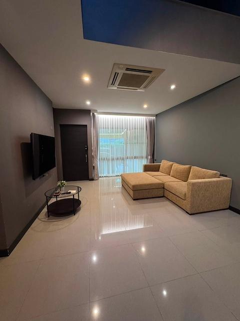 MTR99 ขาย/เช่าทาวน์โฮมหรู 3 ชั้น 224 ตร.ม. ตกแต่งครบ มี Sky Hall Penthouse, Walk-in Closet, แอร์ 6 เครื่อง และรองรับ EV Charger 5