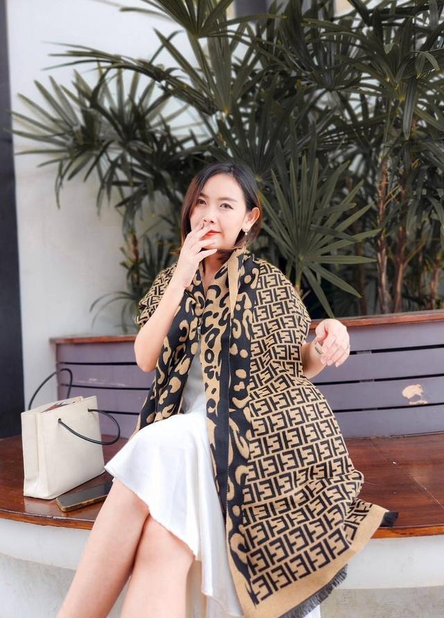 ผ้าคลุมไหล่Fendi