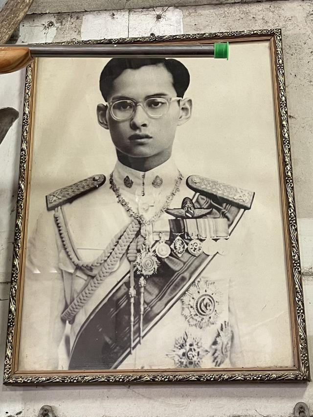 พระบรมฉายาลักษณ์ของในหลวง รัชกาลที่9 สมัยหน้าหนุ่ม สีขาวดำ กรอบใหญ่