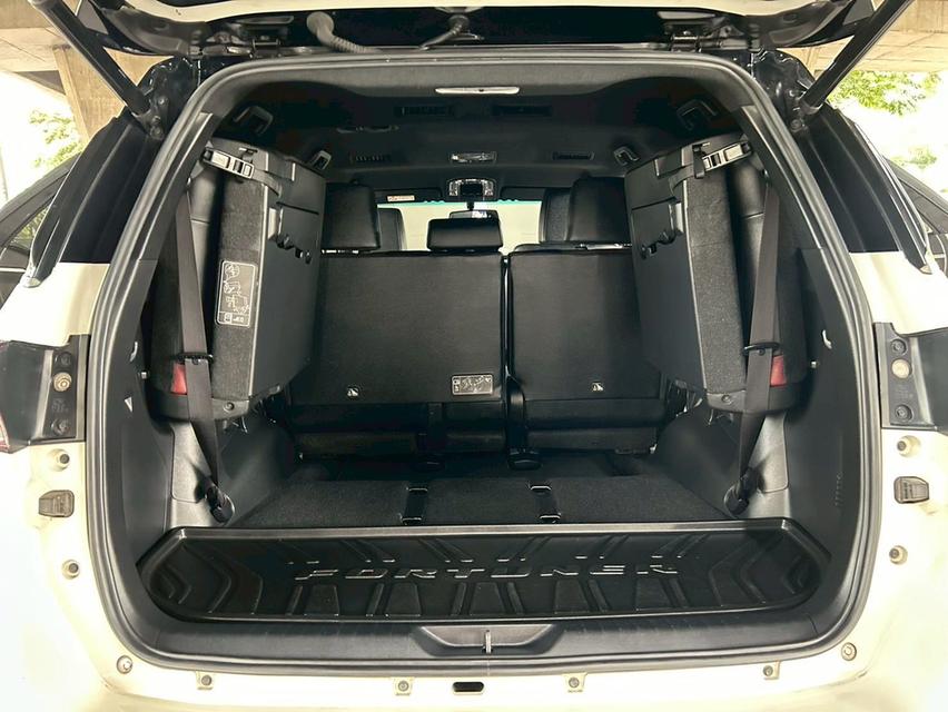 Toyota Fortuner 2.4 Legender 2WD AT ปี 2022 19