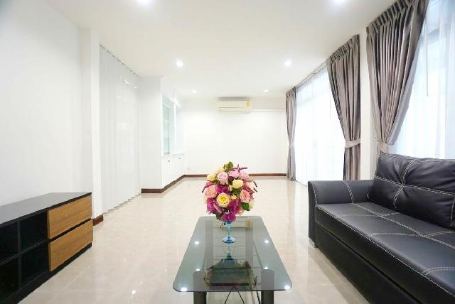 ให้เช่าทาวน์เฮ้าส์ 3 ชั้น รัชดา1-5 MRT พระราม 9 500 ม. 7นอน เซ็นทรัล พระราม 9 1.9 กม. ดาดฟ้า หลังใหญ่ 420 ตร.ม. 5