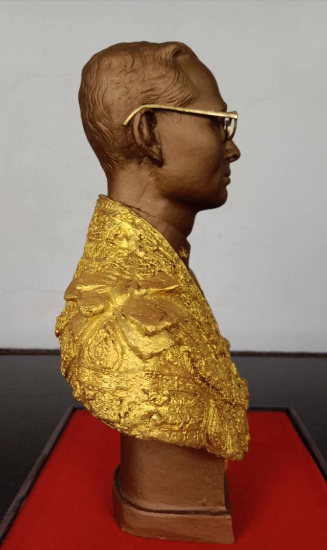 557.พระบรมรูปหล่อครึ่งพระองค์ในหลวงรัชกาลที่9 พระบาทสมเด็จพระปรมินทรมหาภูมิพลอดุลยเดช พร้อมกรอบกระจก