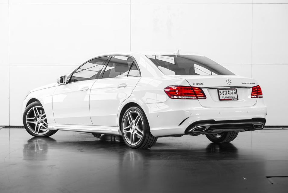 2013 Mercedes-Benz E300 2.1 W212 BLUETEC HYBRID Sedan สีขาว เครื่องดีเซล+ไฟฟ้า เลขไมล์ 88378 กม.