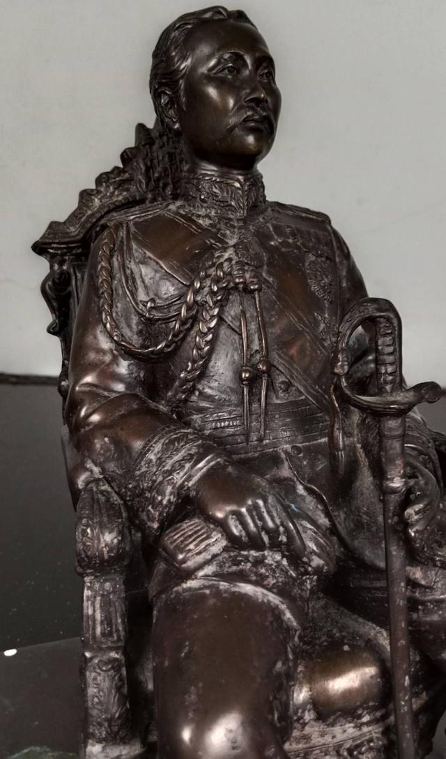 572.พระบรมรูปหล่อในหลวงรัชกาลที่ 5 พระบาทสมเด็จพระปรมินทรมหาจุฬาลงกรณ์ พระจุลจอมเกล้าเจ้าอยู่หัว ทรงประทับนั่งบัลลังก์ รูปที่ 9