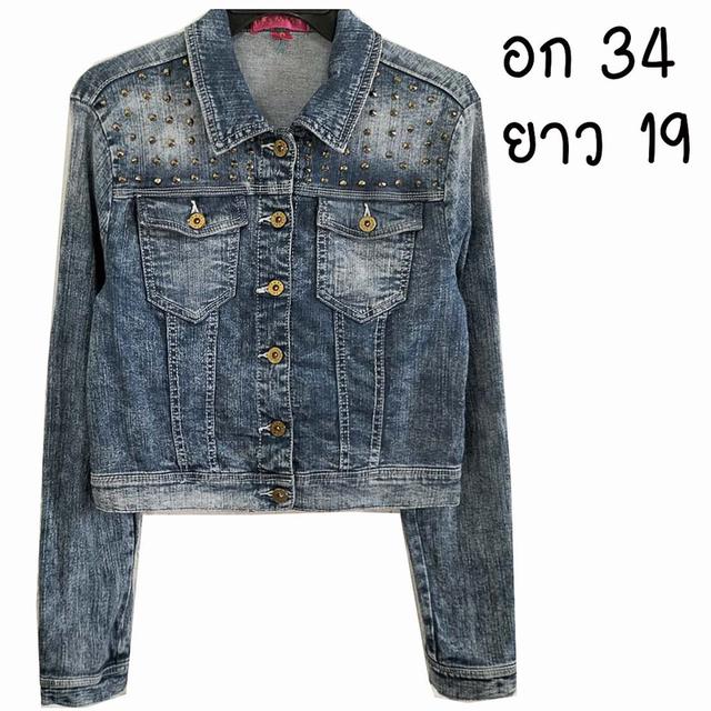 ครอปยีนส์ ยีนส์ยืด แต่งหมุดที่บ่า สีเข้มฟอก ๆ ลายผ้าเก๋มาก ผ้าใหม่สุด ๆ มีกระเป๋าอก ผ้านุ่มใส่สบาย พร้อมส่ง ไม่ต้องรอ