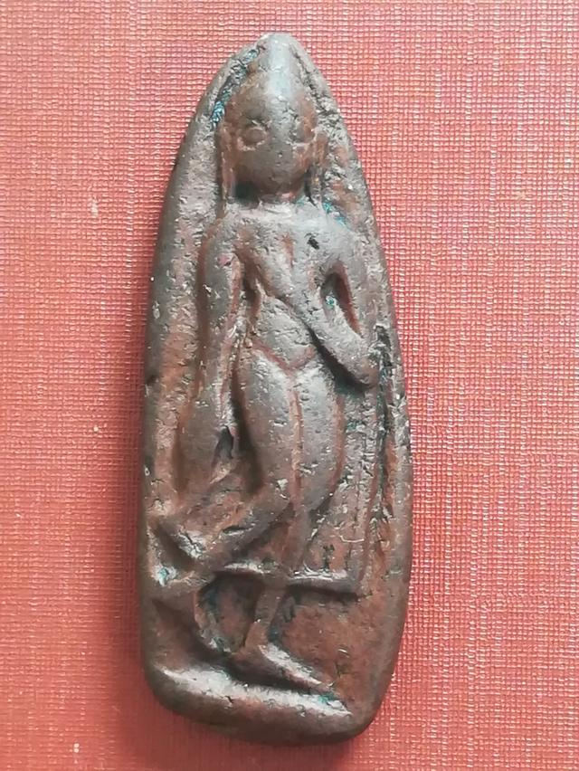 พระกำแพงบิด หรือ พระกำแพงลีลาเหิร เนื้อดินเผา กรุเจดีย์กลาง ทุ่งเศรษฐี (นครชุม) กำแพงเพชร