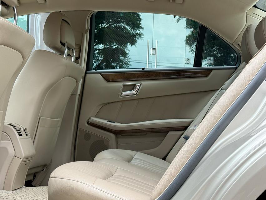 2011 BENZ E200 CGI ( รถมือเดียวออกป้ายแดง ) รถวิ่งน้อย เข้าศูนย์ตามระยะ ไม่เคยมีอุบัติเหตุ สภาพสมบูรณ์ พร้อมใช้งานครับ 14