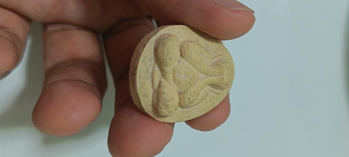 พระปิดตา เรียกทั่วไปว่า: “พระปิดตาเนื้อผง / พระปิดตาพิมพ์พื้นบ้าน” รูปที่ 2