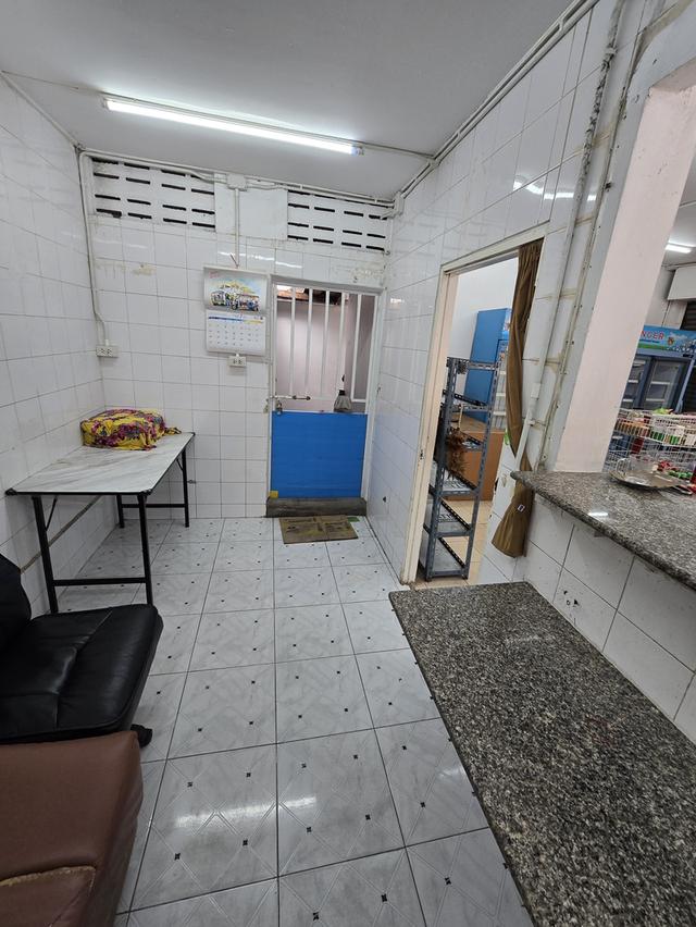 ห้องแถวพร้อมบ้านติดถนน 10