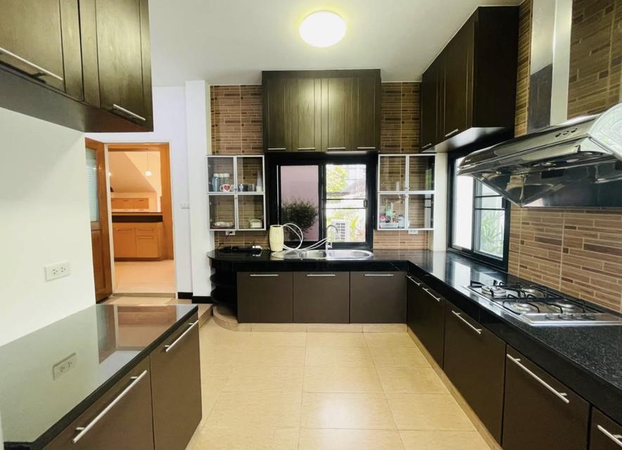ให้เช่าบ้านเดี่ยว3ชั้นหลังใหญ่ซ.รัชดา32  มี4 ห้องนอน สวนกว้าง 8