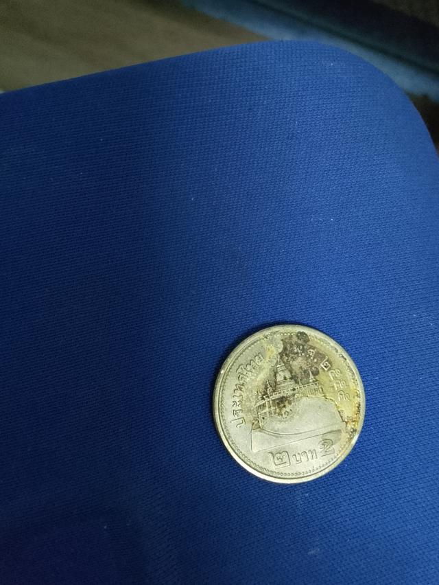 เหรียญ 2บาท สีทอง หล่อและปั้มไม่เรียบร้อยด้านก้อยแต่พื้นผิว เรียบ เหมือนเหรียญสมบูรณ์ รูปที่ 5