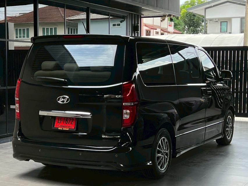 Hyundai H-1 2.5 Touring Van