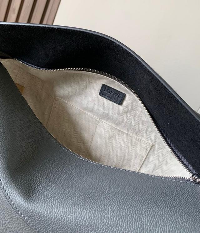 Loewe กระเป๋าสะพายข้าง Leather 4
