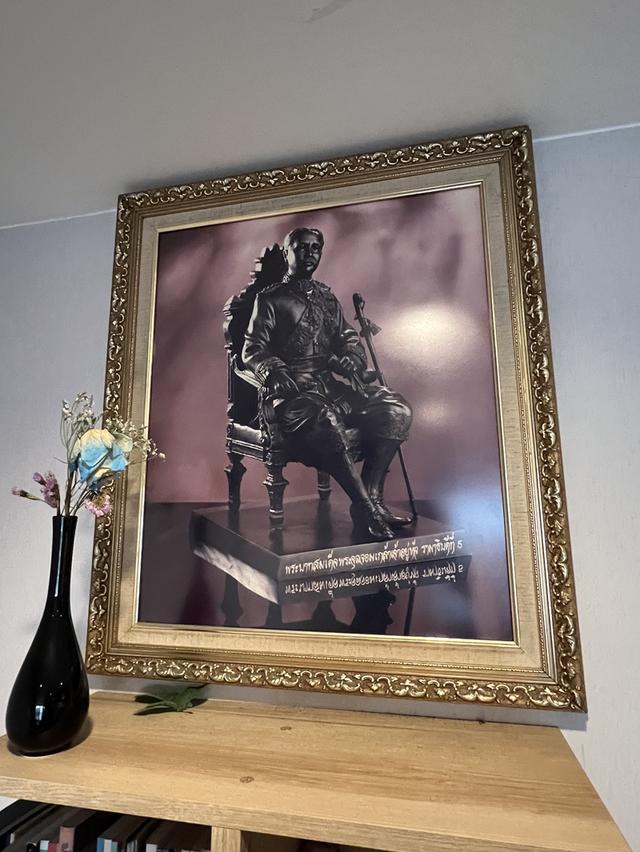 ขายกรอบรูป พร้อมบรมฉายาลักษณ์ ร.5 ขนาด 30*26 นิ้ว เป็นภาพเก่าสีทองโอ๊ค รูปที่ 2