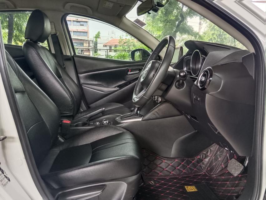 Mazda2 1.3High Connect Sedan ปี2018 สีขาว 10