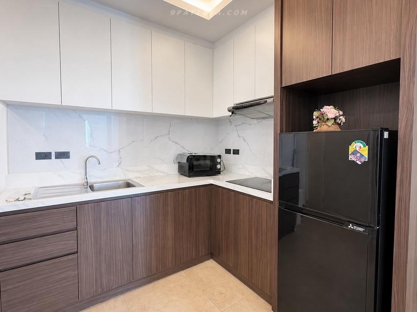 Urgent Sale — Large Corner Sea View Condo at Paradise Ocean View PattayaFire sale condo at Paradise Ocean View Pattaya. Spacious corner unit 8