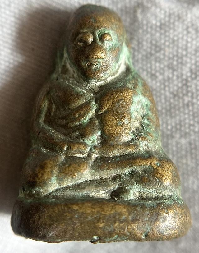 รูปหล่อหลวงพ่อเงินวัดทุ่งน้อยยุคต้น พิมพ์นิยมแข้งตุ่มเข่ายุบ