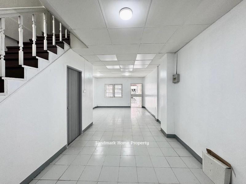 LM25-0156 ขายทาวน์เฮ้าส์ 2 ชั้น เปี่ยมสุข วัดกู้ ปากเกร็ด พื้นที่ 17 ตรว 2 นอน 2 น้ำ บ้านรีโนเวท พร้อมอยู่ ใกล้เซ็นทรัลแ 4