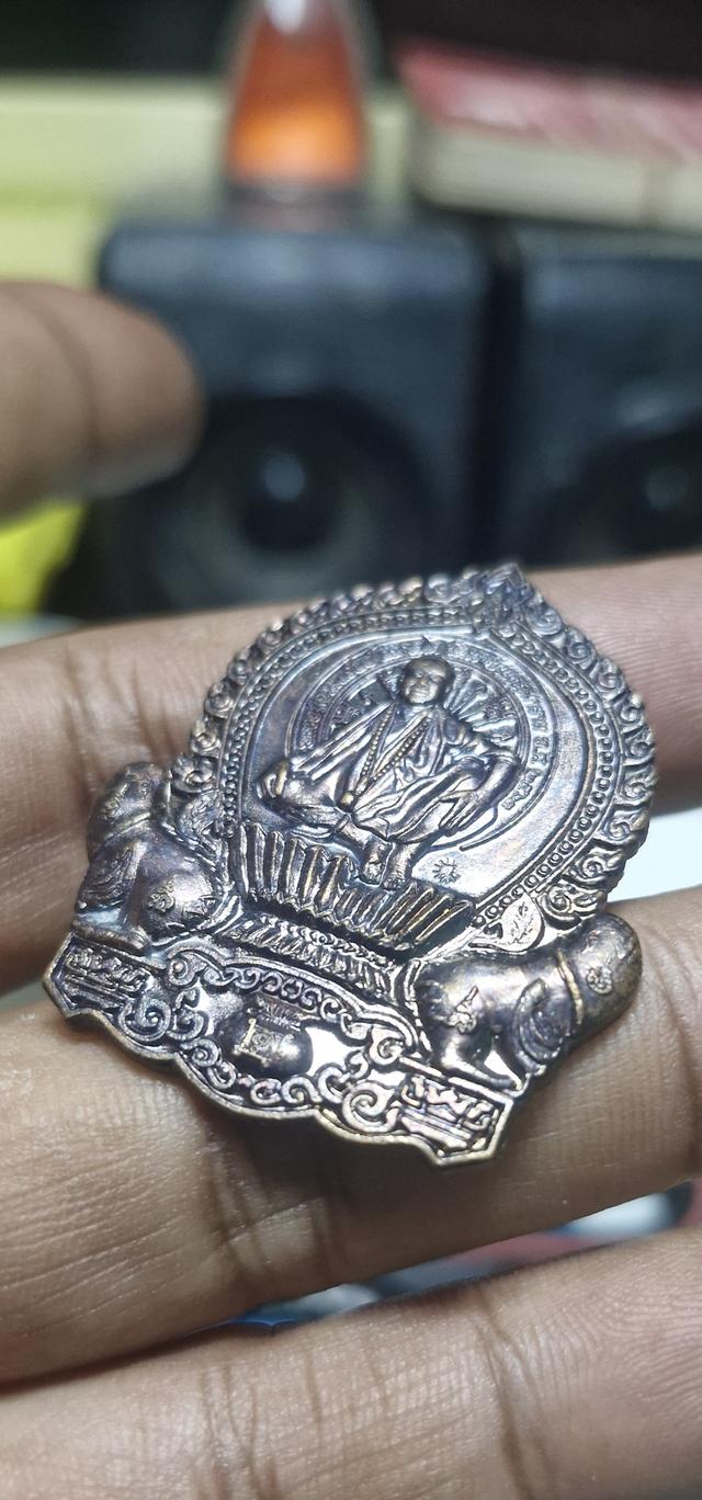 เหรียญนั่งพาน หลวงปู่อุดมทรัพย์ สิริคุตฺโต วัดเวฬุวันธรรมาราม จังหวัดศรีสะเกษ ** หายากมาก ** รูปที่ 6
