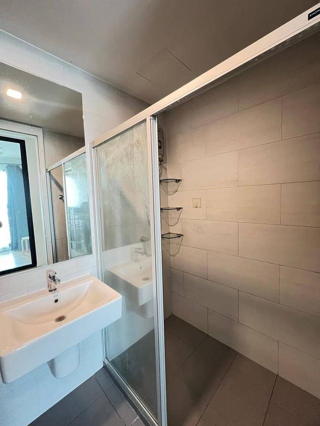 Notting Hill Condo Sriracha 5