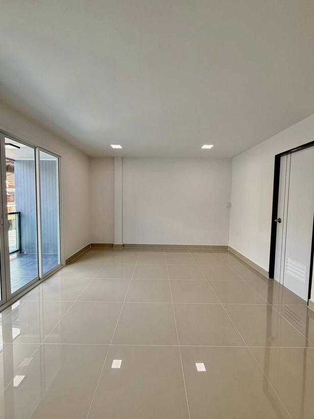 หมู่บ้านสวนทองวิลเลจ (ทำเลดีใกล้ท่าน้ำนนท์)ทาวน์เฮาส์ 2 ชั้น มีระเบียงด้านหน้า ตกแต่งใหม่พร้อมเฟอร์นิเจอร์ 16