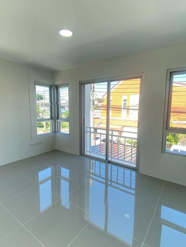 ทาวน์เฮาส์ 2 ชั้น ,หลังมุม เนื้อที่ 23.9 ตร.วา ขายหมู่บ้านกลอรี่เฮาส์ ถ.รามอินทรา 65 แยก 2-2 แขวงท่าแร้ง เขตบางเขน กรุงเทพฯ  10