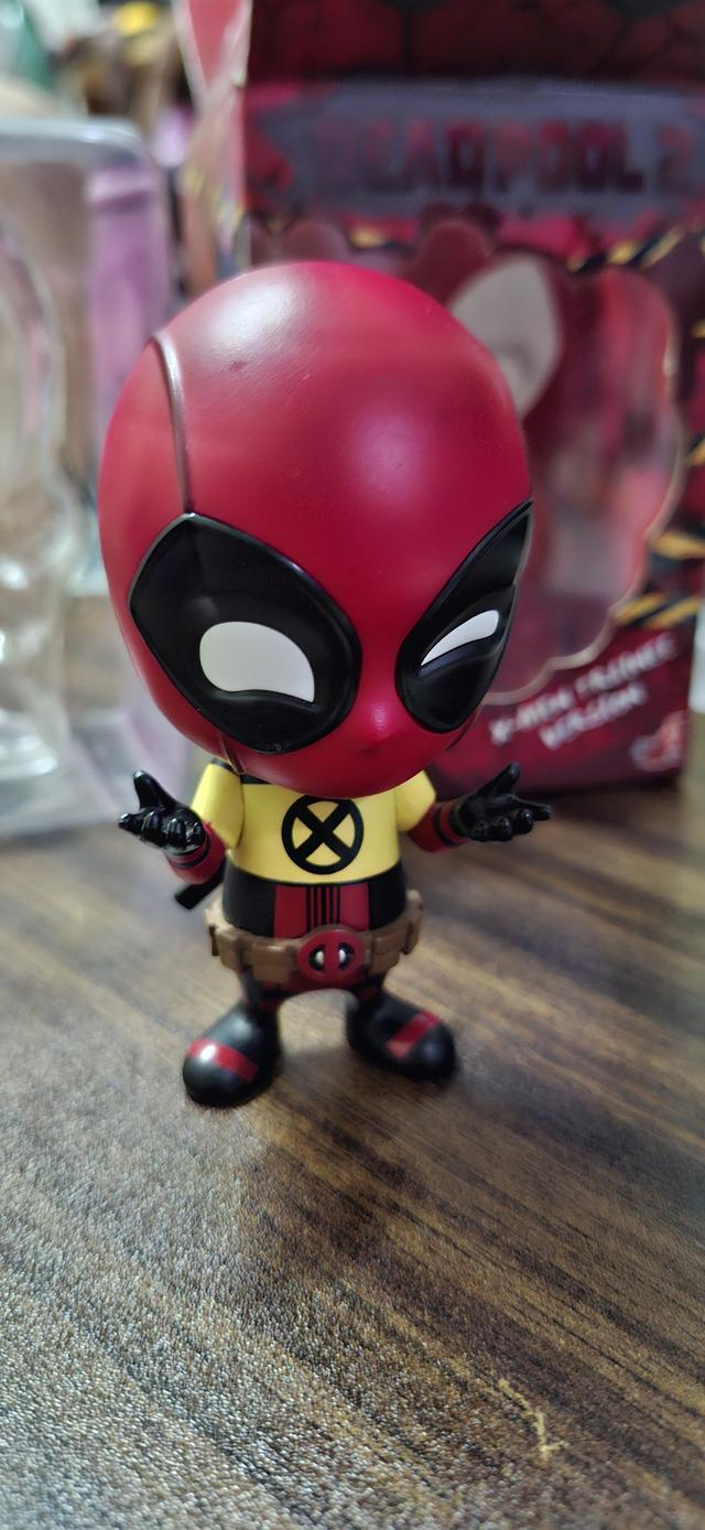 ฟิกเกอร์ในภาพคือ Hot Toys Cosbaby Deadpool (X-Men Trainee Version) จากภาพยนตร์ Deadpool 2 (รหัสสินค้า COSB508) ครับ รูปย่อยที่ 3