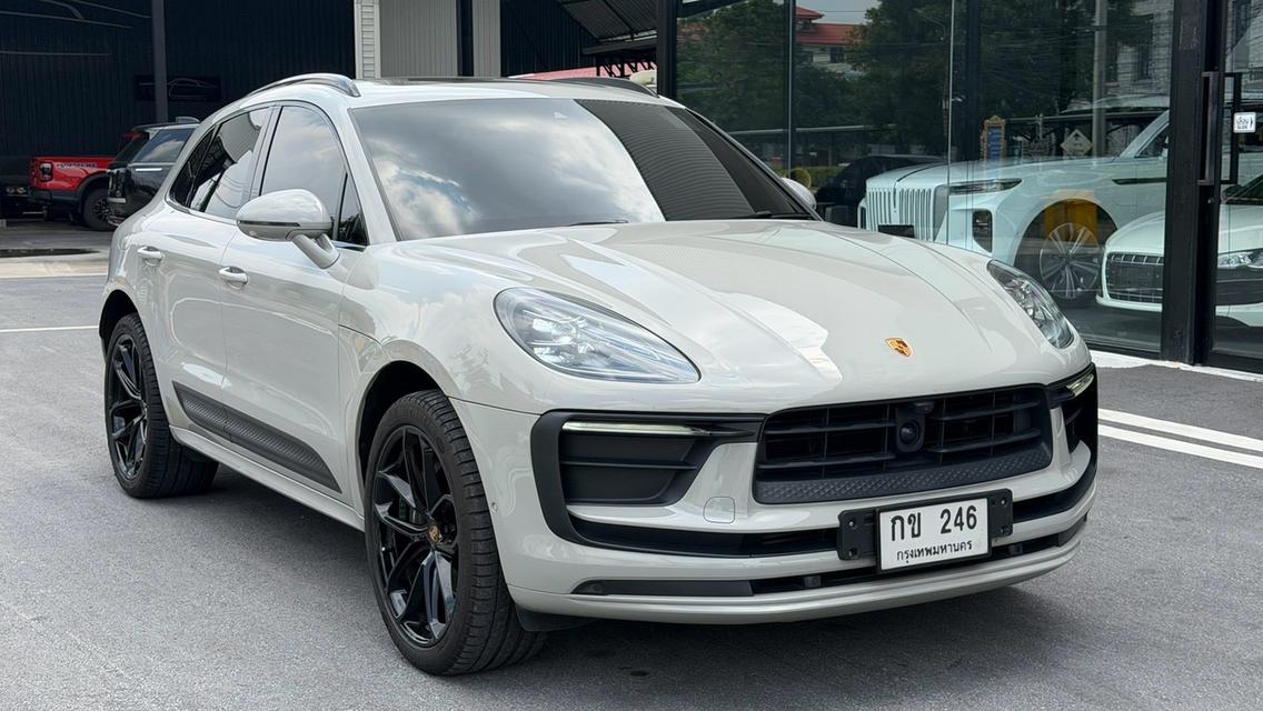 (แจ้งรหัสรถ KPV246) 2022 PORSCHE MACAN 2.0 Facelift สี crayon ภายในแดง