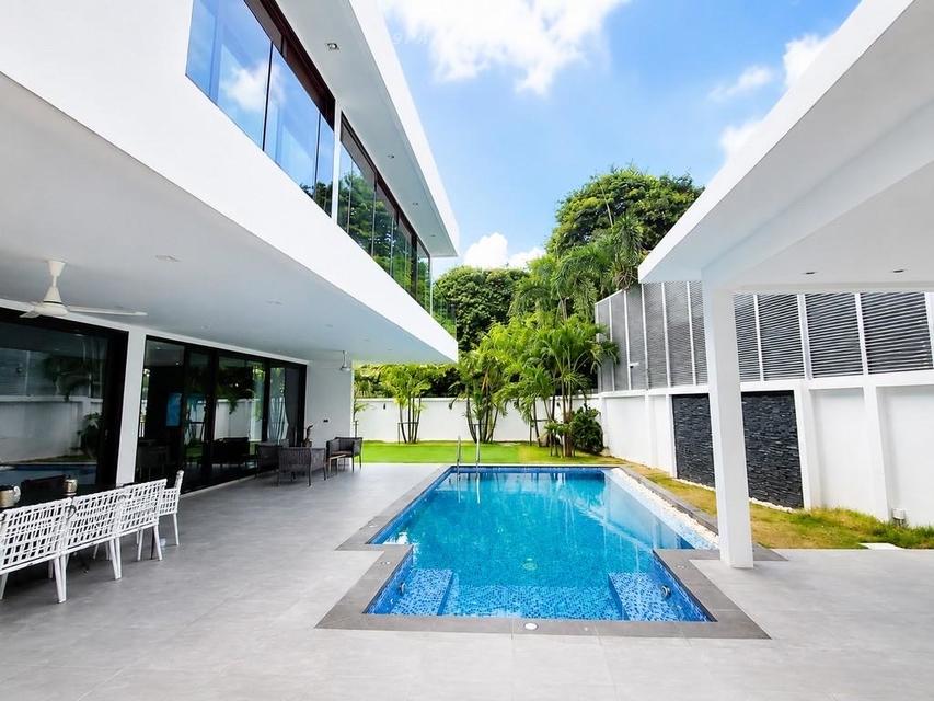Ultra-Luxury Pool Villa for Sale in Pratumnak, PattayaPrice: 55,000,000 THBApprox. $1.75M | €1.51M A private ultra-modern luxury villa near the sea 5