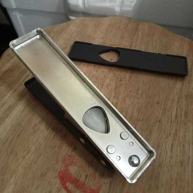 guitar pick punch อุปกรณ์ทำปิ๊กกีตาร์ สามารถเจาะตัดแผ่นพลาสติก ไม้ หนัง เช่นบัตรพลาสติกที่ไม่ใช้แล้ว แก้วพลาสติก กระดาษแข็ง จะได้ปิ๊กขนาดมาตราฐาน รูปที่ 5