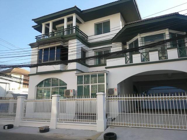 ให้เช่าบ้านเดี่ยว  3 ชั้น หลังมุม เนื้อที่ 112 ตรว.Location กรุงเทพกรีฑา ตรงข้ามสนามกอล์ฟ Unico 1