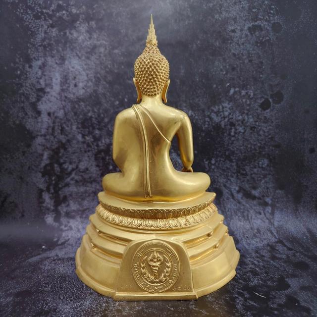 พระพุทธศิรมงคล ภปร. ขนาดบูชา หน้าตัก 5 นิ้ว เนื้อกาหลั่ยทอง ในหลวงเสด็จเททอง จัดสร้างโดยโรงพยาบาลภูมิพลอดุลยเดช ปี2524 นิยม หายาก รูปที่ 2