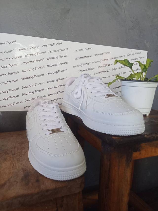 รองเท้าผ้าใบ สีขาว เบอร์ 38 - ยาว 24 เซน / คนใส่ได้เบอร์ 36.5-37 พอดี มือสองใหม่ๆ