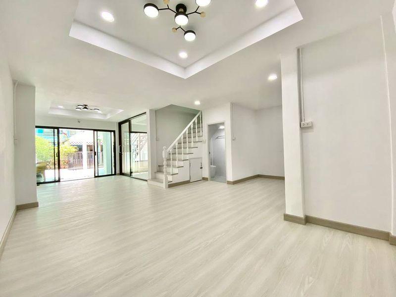 หมู่บ้านหงส์ประยูร3  แยกบางพลู ทาวน์เฮาส์ 2 ชั้น ตกแต่งใหม่พร้อมอยู่  มีระเบียงด้านหน้าใกล้ถนนรัตนาธิเบศร์   โครงการมี ระบบรักษาความปลอดภัย 5