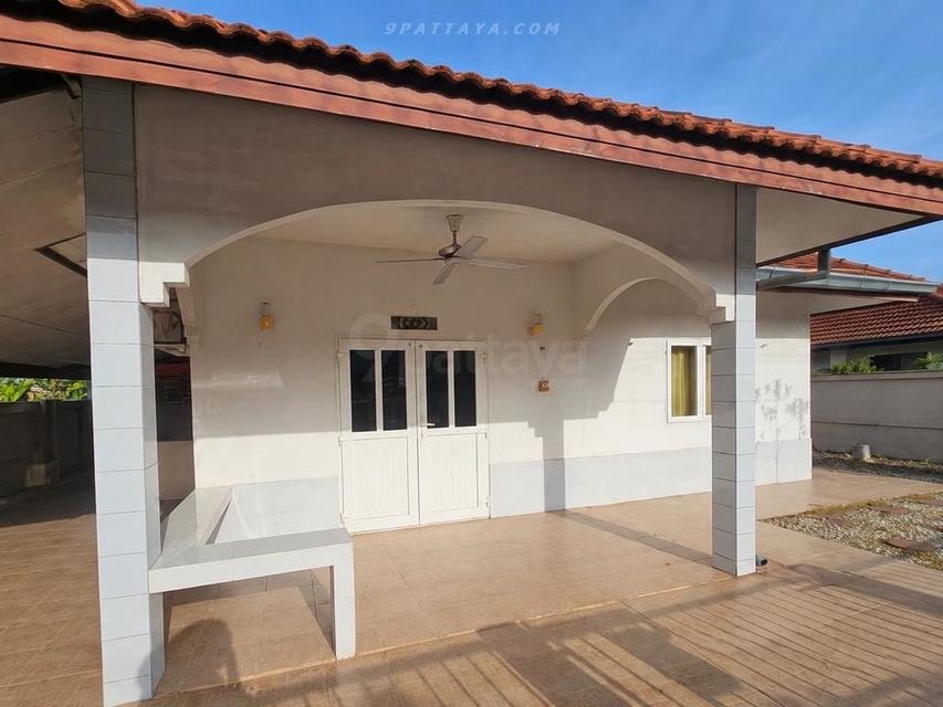 For Rent — Detached House at Thung Klom-Tan Man Soi 11, PattayaDetached house for rent with open space around the house, located at Thung Klom-Tan 3