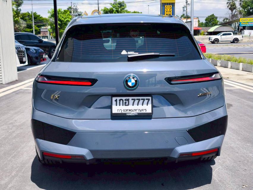 รหัสรถ KPV7777 2023 BMW iX xDrive50  M Sport สีเทา Storm Bay 16